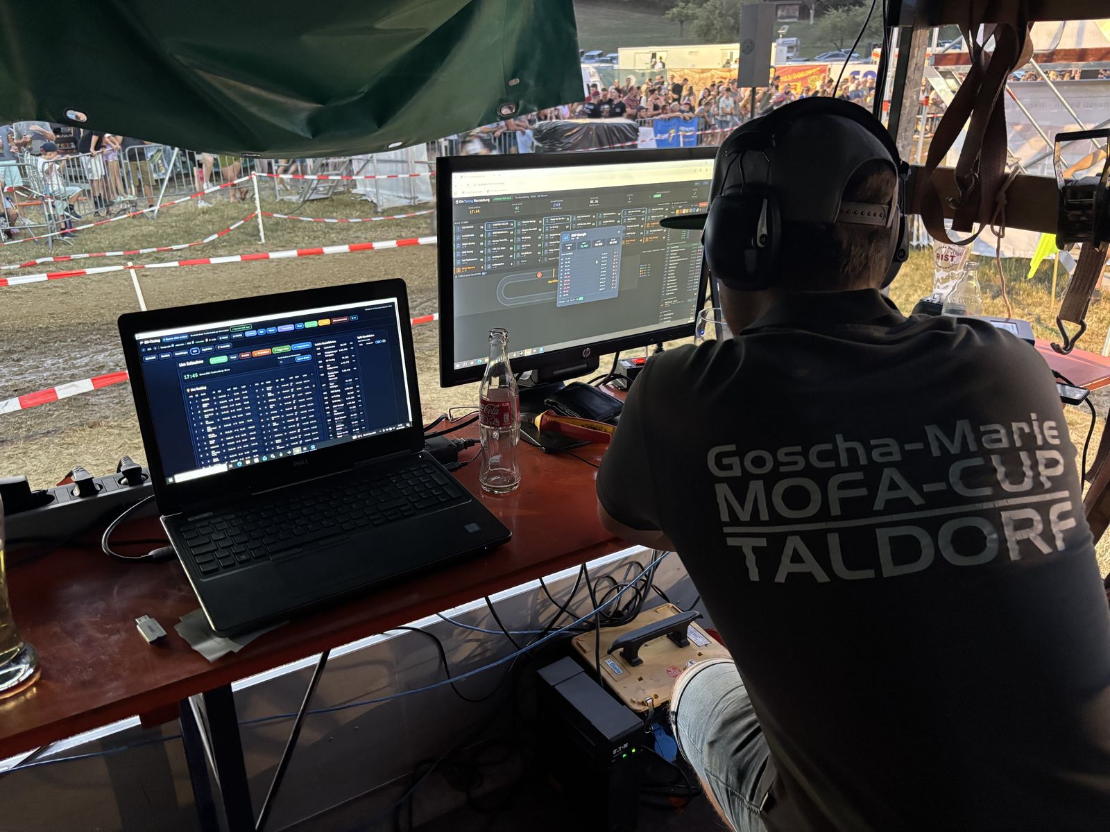 Timing-Station mit Kopfhörer und Multi-Monitor-Setup